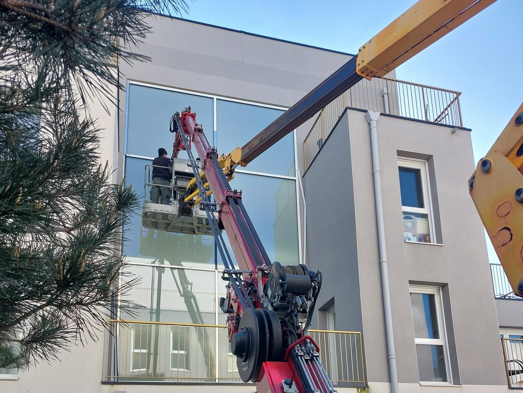 Ouvrier remplaçant un vitrage